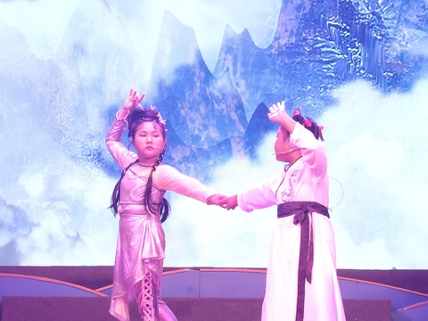 Bé Nắng Kim Thư hóa thân thành bút chì đỏng đảnh - Ảnh 3. Bé Nắng Kim Thư hóa thân thành bút chì đỏng đảnh - Ảnh 3.