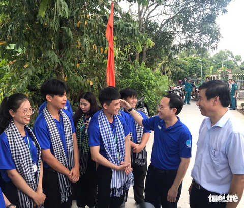 Lãnh đạo TP.HCM thăm chiến sĩ tình nguyện hè tại Đồng Tháp và An Giang - Ảnh 2. Lãnh đạo TP.HCM thăm chiến sĩ tình nguyện hè tại Đồng Tháp và An Giang - Ảnh 2.