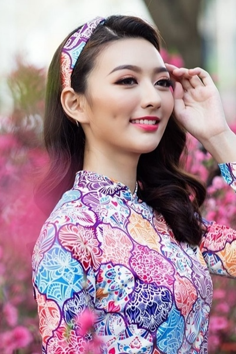TikToker Lê Bống bị chỉ trích vì xin lỗi muộn vụ săn mây trên máy bay - Ảnh 3. TikToker Lê Bống bị chỉ trích vì xin lỗi muộn vụ săn mây trên máy bay - Ảnh 3.