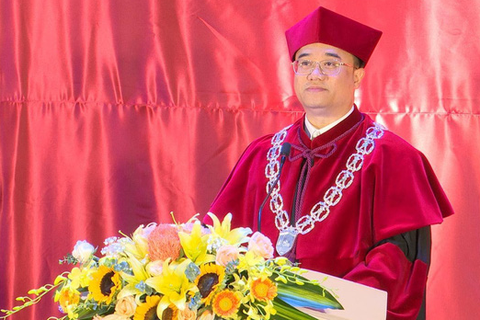 Yêu cầu báo cáo việc hiệu trưởng mặc áo nhung, cầm quyền trượng ở lễ trao bằng tốt nghiệp đại học - Ảnh 2. Yêu cầu báo cáo việc hiệu trưởng mặc áo nhung, cầm quyền trượng ở lễ trao bằng tốt nghiệp đại học - Ảnh 2.
