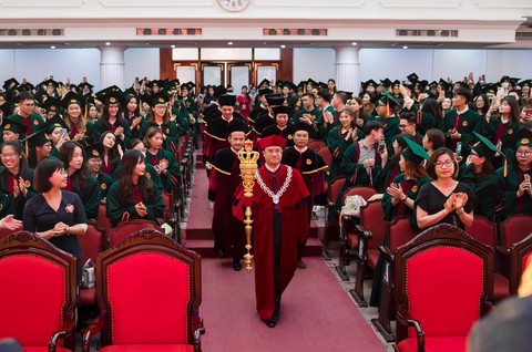 Yêu cầu báo cáo việc hiệu trưởng mặc áo nhung, cầm quyền trượng ở lễ trao bằng tốt nghiệp đại học - Ảnh 1. Yêu cầu báo cáo việc hiệu trưởng mặc áo nhung, cầm quyền trượng ở lễ trao bằng tốt nghiệp đại học - Ảnh 1.