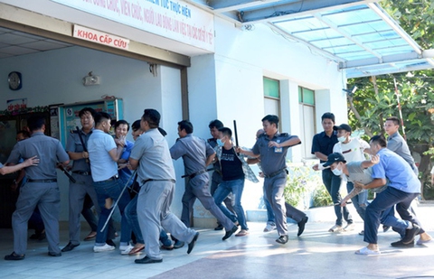 Ngăn bạo lực ở phòng cấp cứu - Ảnh 1. Ngăn bạo lực ở phòng cấp cứu - Ảnh 1.