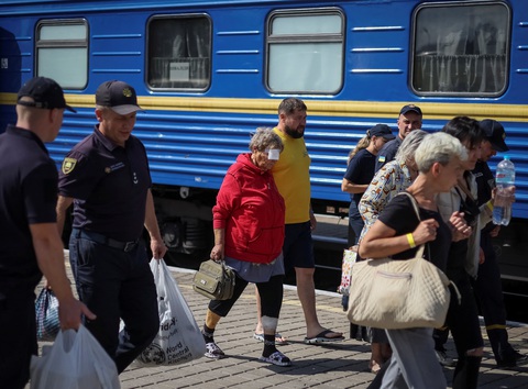 Ukraine buộc người dân ở Donbass sơ tán, không đi phải ký giấy - Ảnh 2. Ukraine buộc người dân ở Donbass sơ tán, không đi phải ký giấy - Ảnh 2.