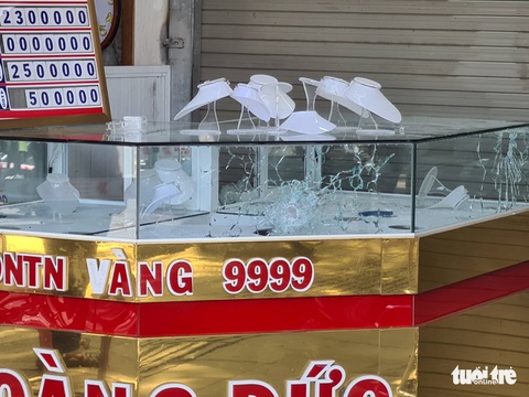 Thuyết phục được kẻ cướp tiệm vàng ở chợ Đông Ba hạ súng đầu hàng - Ảnh 1. Thuyết phục được kẻ cướp tiệm vàng ở chợ Đông Ba hạ súng đầu hàng - Ảnh 1.