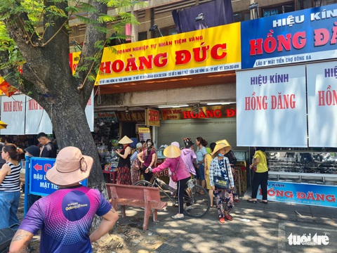 Thuyết phục được kẻ cướp tiệm vàng ở chợ Đông Ba hạ súng đầu hàng - Ảnh 5. Thuyết phục được kẻ cướp tiệm vàng ở chợ Đông Ba hạ súng đầu hàng - Ảnh 5.