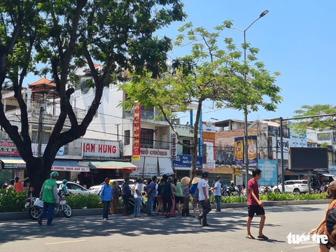 Thuyết phục được kẻ cướp tiệm vàng ở chợ Đông Ba hạ súng đầu hàng - Ảnh 6. Thuyết phục được kẻ cướp tiệm vàng ở chợ Đông Ba hạ súng đầu hàng - Ảnh 6.