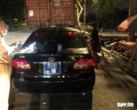 Xe biển xanh tông đuôi xe container lúc rạng sáng, nát bươm phần đầu - Ảnh 1. Xe biển xanh tông đuôi xe container lúc rạng sáng, nát bươm phần đầu - Ảnh 1.
