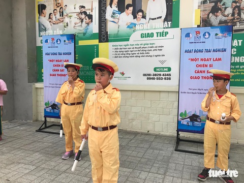Nghệ sĩ và thanh niên kêu gọi mọi người dùng giao thông công cộng - Ảnh 4. Nghệ sĩ và thanh niên kêu gọi mọi người dùng giao thông công cộng - Ảnh 4.