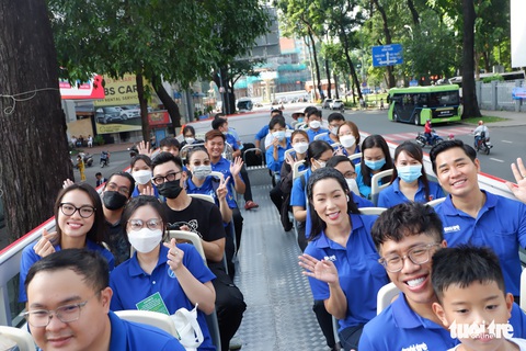 Nghệ sĩ và thanh niên kêu gọi mọi người dùng giao thông công cộng - Ảnh 1. Nghệ sĩ và thanh niên kêu gọi mọi người dùng giao thông công cộng - Ảnh 1.