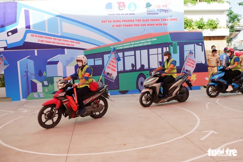 Nghệ sĩ và thanh niên kêu gọi mọi người dùng giao thông công cộng - Ảnh 3. Nghệ sĩ và thanh niên kêu gọi mọi người dùng giao thông công cộng - Ảnh 3.