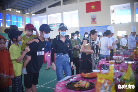 Mãn nhãn với 100 món ăn được chế biến từ tôm hùm - Ảnh 1. Mãn nhãn với 100 món ăn được chế biến từ tôm hùm - Ảnh 1.