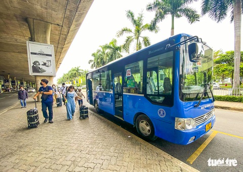 Xây thêm nhà xe trong sân bay Tân Sơn Nhất: Thêm ùn tắc và ngột ngạt - Ảnh 1. Xây thêm nhà xe trong sân bay Tân Sơn Nhất: Thêm ùn tắc và ngột ngạt - Ảnh 1.