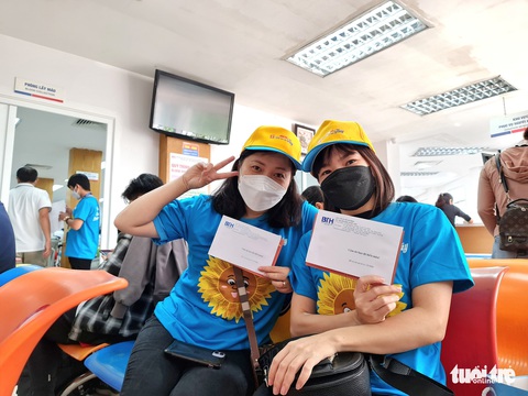 Sáng cuối tuần, bạn trẻ TP.HCM đi trao giọt máu hồng cho bệnh nhi ung thư - Ảnh 10. Sáng cuối tuần, bạn trẻ TP.HCM đi trao giọt máu hồng cho bệnh nhi ung thư - Ảnh 10.