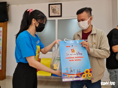 Sáng cuối tuần, bạn trẻ TP.HCM đi trao giọt máu hồng cho bệnh nhi ung thư - Ảnh 2. Sáng cuối tuần, bạn trẻ TP.HCM đi trao giọt máu hồng cho bệnh nhi ung thư - Ảnh 2.