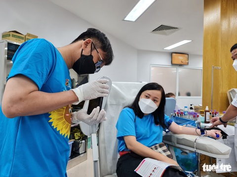 Sáng cuối tuần, bạn trẻ TP.HCM đi trao giọt máu hồng cho bệnh nhi ung thư - Ảnh 7. Sáng cuối tuần, bạn trẻ TP.HCM đi trao giọt máu hồng cho bệnh nhi ung thư - Ảnh 7.