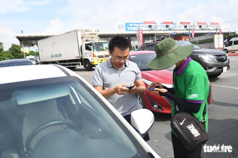 Vì sao lượng ôtô tại các tỉnh phía Nam dán thẻ thu phí không dừng thấp? - Ảnh 1. Vì sao lượng ôtô tại các tỉnh phía Nam dán thẻ thu phí không dừng thấp? - Ảnh 1.