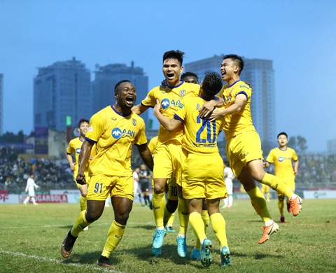 Vòng 10 V-League 2022: Nóng bỏng ở sân Hàng Đẫy - Ảnh 1. Vòng 10 V-League 2022: Nóng bỏng ở sân Hàng Đẫy - Ảnh 1.