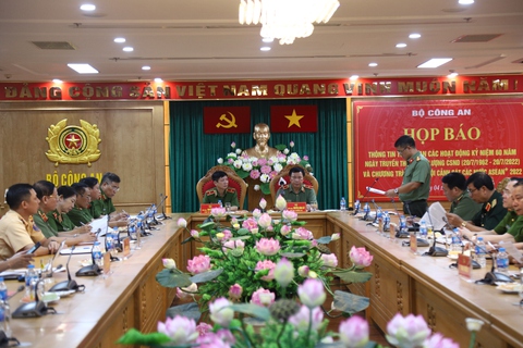 438 nhạc công, nghệ sĩ biểu diễn tại Nhạc hội Cảnh sát các nước ASEAN+ ở phố đi bộ - Ảnh 1. 438 nhạc công, nghệ sĩ biểu diễn tại Nhạc hội Cảnh sát các nước ASEAN+ ở phố đi bộ - Ảnh 1.