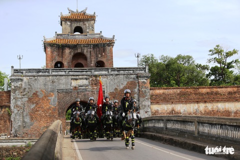 Ngắm kỵ binh diễu hành, cảnh sát biểu diễn bắn súng, võ thuật trước Đại Nội Huế - Ảnh 2.