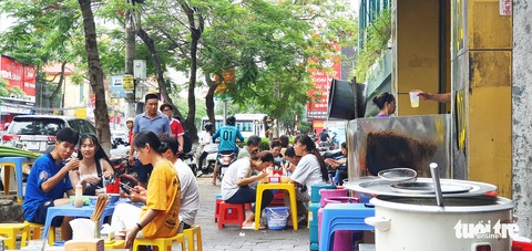 Hải Phòng làm gì để ngăn food tour ‘xuống cấp’? - Ảnh 1. Hải Phòng làm gì để ngăn food tour ‘xuống cấp’? - Ảnh 1.