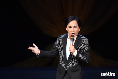 Kim Tử Long dẫn chương trình rất duyên cho đêm diễn 60 năm nghiệp hát của nghệ sĩ Bảo Quốc - Ảnh 2. Kim Tử Long dẫn chương trình rất duyên cho đêm diễn 60 năm nghiệp hát của nghệ sĩ Bảo Quốc - Ảnh 2.