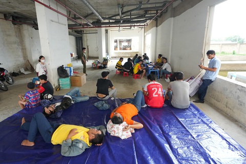 Người mua nhà ở xã hội đến ăn, ở tại công trình vì chủ đầu tư chậm giao căn hộ - Ảnh 2. Người mua nhà ở xã hội đến ăn, ở tại công trình vì chủ đầu tư chậm giao căn hộ - Ảnh 2.