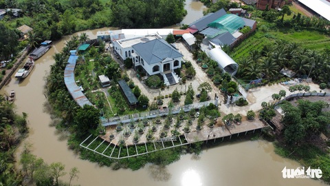 Biệt thự, nhà hàng nguy nga trên rạch, cán bộ địa phương nhắc cấp dưới kiểm tra nhưng... quên mất - Ảnh 1. Biệt thự, nhà hàng nguy nga trên rạch, cán bộ địa phương nhắc cấp dưới kiểm tra nhưng... quên mất - Ảnh 1.