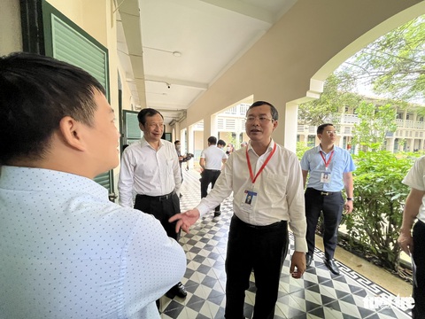 Thứ trưởng Bộ GD-ĐT Nguyễn Văn Phúc: TP.HCM tuyệt đối không vận dụng sáng tạo trong thi tốt nghiệp - Ảnh 1. Thứ trưởng Bộ GD-ĐT Nguyễn Văn Phúc: TP.HCM tuyệt đối không vận dụng sáng tạo trong thi tốt nghiệp - Ảnh 1.