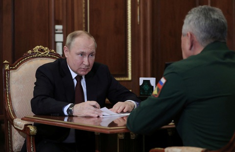 Tổng thống Putin ra lệnh tiếp tục tấn công sau khi kiểm soát toàn bộ Lugansk - Ảnh 1. Tổng thống Putin ra lệnh tiếp tục tấn công sau khi kiểm soát toàn bộ Lugansk - Ảnh 1.