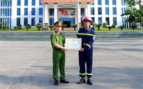 Khen thưởng chiến sĩ công an giải cứu hơn 100 học sinh trong đêm mưa lũ - Ảnh 1. Khen thưởng chiến sĩ công an giải cứu hơn 100 học sinh trong đêm mưa lũ - Ảnh 1.