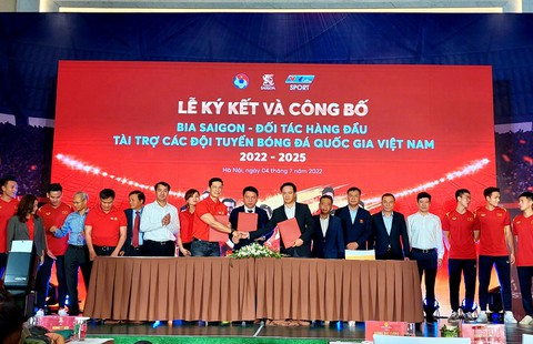 Bóng đá Việt Nam tiếp tục nhận được tài trợ lớn - Ảnh 1. Bóng đá Việt Nam tiếp tục nhận được tài trợ lớn - Ảnh 1.