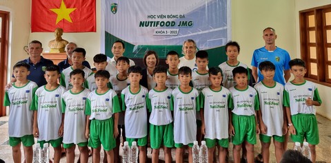 17 cầu thủ nhí gia nhập Học viện Nutifood JMG: Tốt nhất trong 15 năm JMG có mặt tại Việt Nam - Ảnh 2. 17 cầu thủ nhí gia nhập Học viện Nutifood JMG: Tốt nhất trong 15 năm JMG có mặt tại Việt Nam - Ảnh 2.