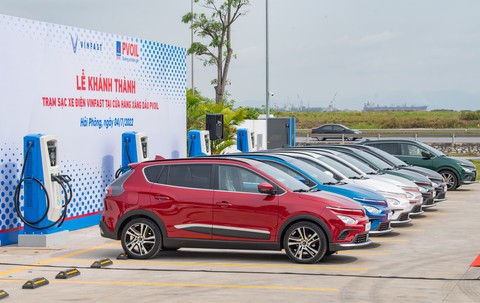 Người đi xe điện VinFast có thêm 300 điểm sạc tại cửa hàng xăng dầu của PVOIL - Ảnh 2. Người đi xe điện VinFast có thêm 300 điểm sạc tại cửa hàng xăng dầu của PVOIL - Ảnh 2.