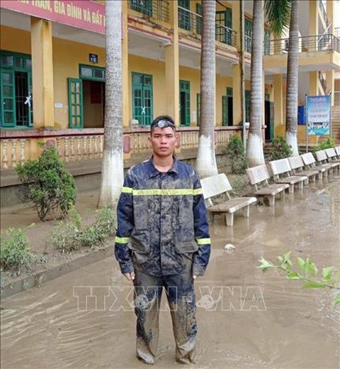 Khen thưởng chiến sĩ công an giải cứu hơn 100 học sinh trong đêm mưa lũ - Ảnh 2. Khen thưởng chiến sĩ công an giải cứu hơn 100 học sinh trong đêm mưa lũ - Ảnh 2.