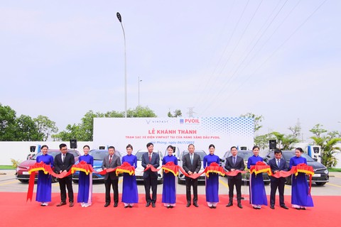 Người đi xe điện VinFast có thêm 300 điểm sạc tại cửa hàng xăng dầu của PVOIL - Ảnh 1. Người đi xe điện VinFast có thêm 300 điểm sạc tại cửa hàng xăng dầu của PVOIL - Ảnh 1.