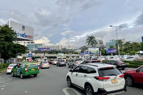 Xử lý taxi chặt chém giá ở Tân Sơn Nhất: Cần quyết liệt hơn nữa - Ảnh 2. Xử lý taxi chặt chém giá ở Tân Sơn Nhất: Cần quyết liệt hơn nữa - Ảnh 2.