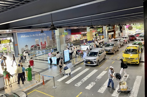 Xử lý taxi chặt chém giá ở Tân Sơn Nhất: Cần quyết liệt hơn nữa - Ảnh 1. Xử lý taxi chặt chém giá ở Tân Sơn Nhất: Cần quyết liệt hơn nữa - Ảnh 1.