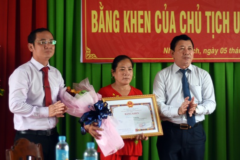 Khen thưởng đột xuất chị lao công quét rác trả lại số vàng trị giá hơn 300 triệu đồng - Ảnh 1. Khen thưởng đột xuất chị lao công quét rác trả lại số vàng trị giá hơn 300 triệu đồng - Ảnh 1.
