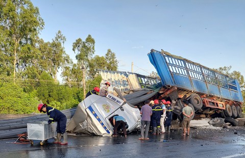 Xe container chở thép lao lên lan can cầu, tông ngã dải phân cách - Ảnh 3. Xe container chở thép lao lên lan can cầu, tông ngã dải phân cách - Ảnh 3.