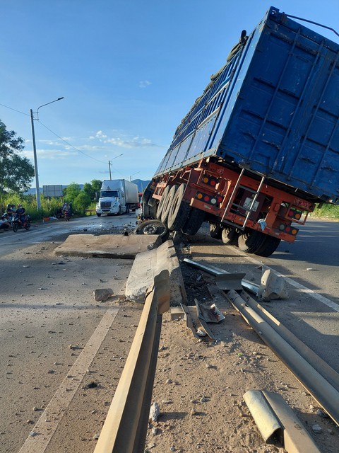 Xe container chở thép lao lên lan can cầu, tông ngã dải phân cách - Ảnh 4. Xe container chở thép lao lên lan can cầu, tông ngã dải phân cách - Ảnh 4.