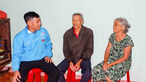 Bí thư Đoàn của bà con làng biển - Ảnh 1. Bí thư Đoàn của bà con làng biển - Ảnh 1.