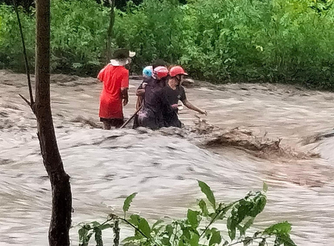 Hình ảnh ghi được trước khi 4 người bị lũ quét cuốn trôi ở Cao Bằng - Ảnh 1. Hình ảnh ghi được trước khi 4 người bị lũ quét cuốn trôi ở Cao Bằng - Ảnh 1.