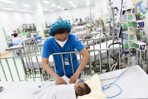 Dấu hiệu chuyển nặng của sốt xuất huyết và COVID-19 khác nhau ra sao? - Ảnh 1. Dấu hiệu chuyển nặng của sốt xuất huyết và COVID-19 khác nhau ra sao? - Ảnh 1.