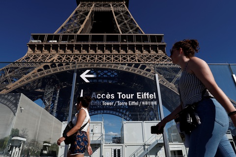 Tháp Eiffel bị rỉ sét nặng, cần được đại tu - Ảnh 1. Tháp Eiffel bị rỉ sét nặng, cần được đại tu - Ảnh 1.