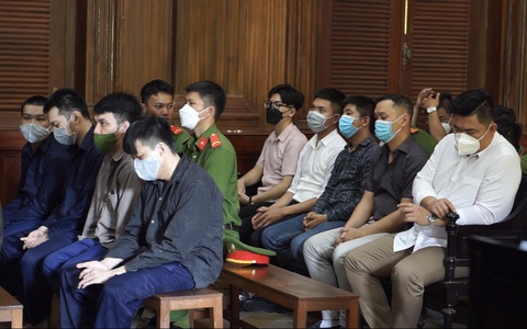 Xét xử 14 người hỗn chiến bằng mã tấu, náo loạn Bệnh viện Hoàn Mỹ - Ảnh 2. Xét xử 14 người hỗn chiến bằng mã tấu, náo loạn Bệnh viện Hoàn Mỹ - Ảnh 2.