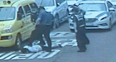 Cảnh sát Hàn Quốc trấn áp một thanh niên Việt cầm dao trên đường: Bùng lên làn sóng tranh cãi - Ảnh 1. Cảnh sát Hàn Quốc trấn áp một thanh niên Việt cầm dao trên đường: Bùng lên làn sóng tranh cãi - Ảnh 1.
