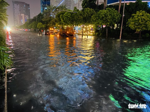 Đến 0h sáng 6-7, nhiều người vẫn ‘chôn chân’ giữa đường trong đêm mưa tầm tã Hà Nội - Ảnh 2. Đến 0h sáng 6-7, nhiều người vẫn ‘chôn chân’ giữa đường trong đêm mưa tầm tã Hà Nội - Ảnh 2.
