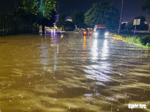 Đến 0h sáng 6-7, nhiều người vẫn ‘chôn chân’ giữa đường trong đêm mưa tầm tã Hà Nội - Ảnh 3. Đến 0h sáng 6-7, nhiều người vẫn ‘chôn chân’ giữa đường trong đêm mưa tầm tã Hà Nội - Ảnh 3.