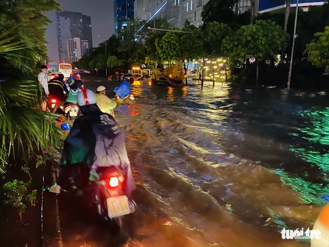 Đến 0h sáng 6-7, nhiều người vẫn ‘chôn chân’ giữa đường trong đêm mưa tầm tã Hà Nội - Ảnh 6. Đến 0h sáng 6-7, nhiều người vẫn ‘chôn chân’ giữa đường trong đêm mưa tầm tã Hà Nội - Ảnh 6.