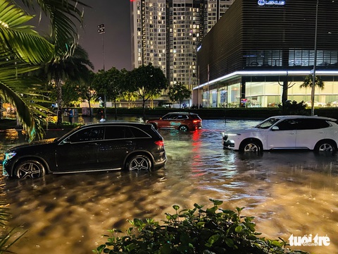 Đến 0h sáng 6-7, nhiều người vẫn ‘chôn chân’ giữa đường trong đêm mưa tầm tã Hà Nội - Ảnh 1. Đến 0h sáng 6-7, nhiều người vẫn ‘chôn chân’ giữa đường trong đêm mưa tầm tã Hà Nội - Ảnh 1.